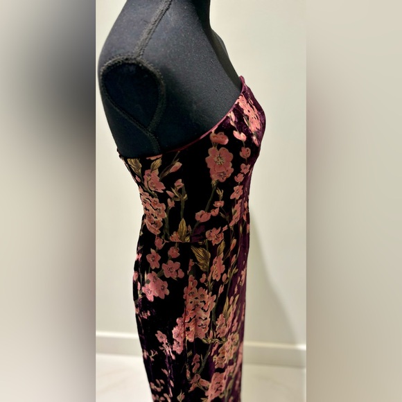 Lulu’s deep plum with pink flowers velvet strapless midi dress - Picture 5 of 12
